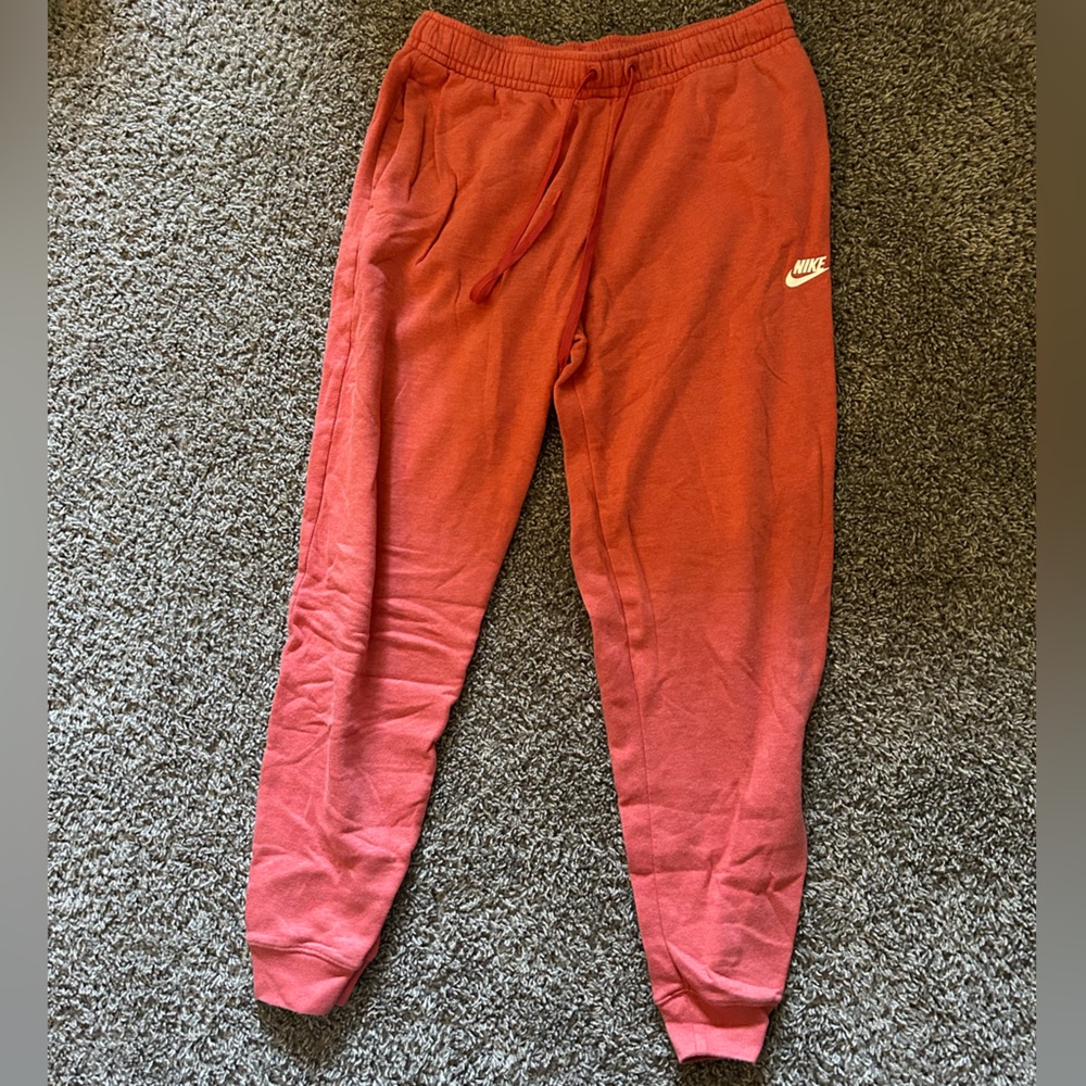 Woman’s nike sweatpants || color salmon || size M